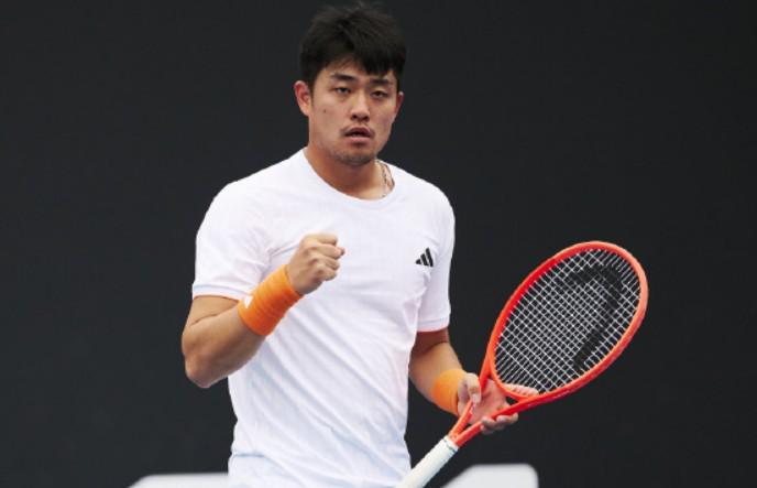 官方网页版登录-直落两盘横扫！吴易昺澳网资格赛再胜一场，重返正赛一步之遥