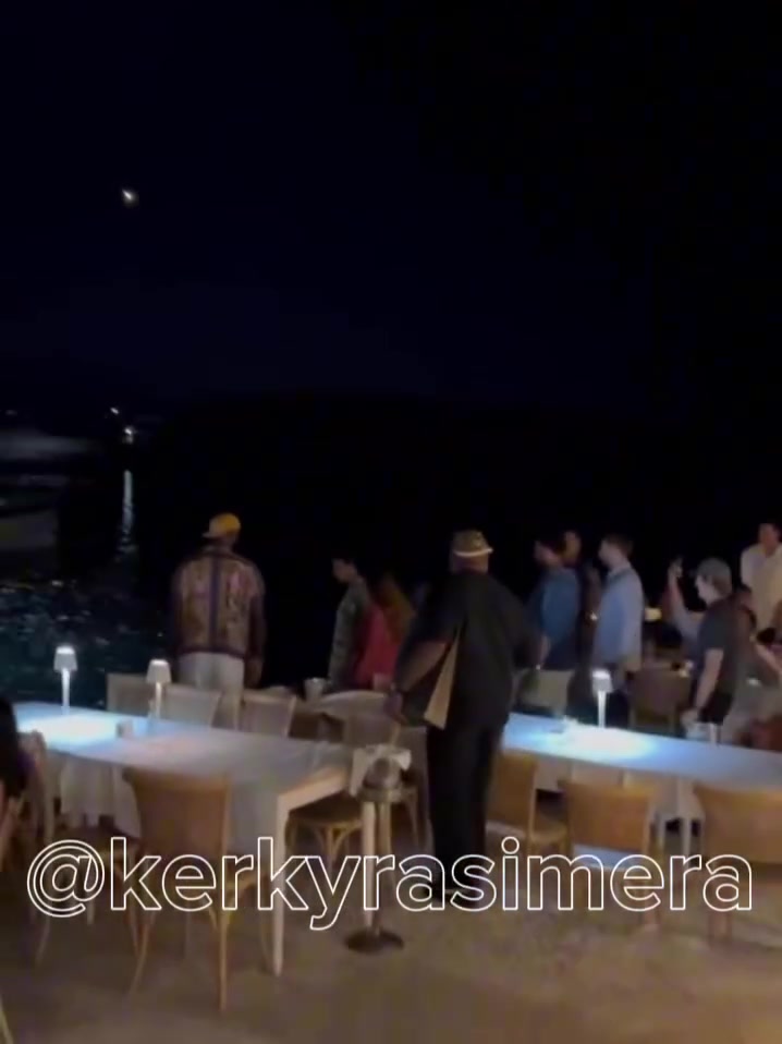 九游娱乐-开赛前的惬意时光！詹姆斯现身希腊科孚岛度假 与当地球迷合影